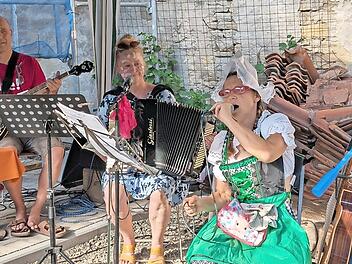 &bdquo;Lady Laktose und die Intoleranten&ldquo; (Milli Genth, Sabine H&auml;ring, Detlev Beck) sorgten trotz gef&uuml;hlter 40 Grad Celsius mit &bdquo;Milch&ldquo; und &bdquo;M&uuml;rscht&ldquo; Gassenhauern zu bekannten Melodien im Schatten der Altstadtmauern f&uuml;r Hochstimmung.