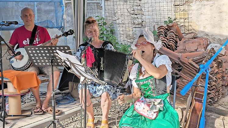 &bdquo;Lady Laktose und die Intoleranten&ldquo; (Milli Genth, Sabine H&auml;ring, Detlev Beck) sorgten trotz gef&uuml;hlter 40 Grad Celsius mit &bdquo;Milch&ldquo; und &bdquo;M&uuml;rscht&ldquo; Gassenhauern zu bekannten Melodien im Schatten der Altstadtmauern f&uuml;r Hochstimmung.