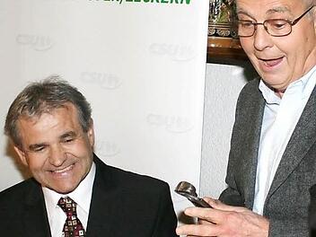 Eine Zange für den künftigen Bürgermeister für alles Knifflige, das er zu tun hat. Im Bild Kandidat Ludwig Nagel (links) und Dritter Bürgermeister Reimer Hamm. Foto: Evi Seeger