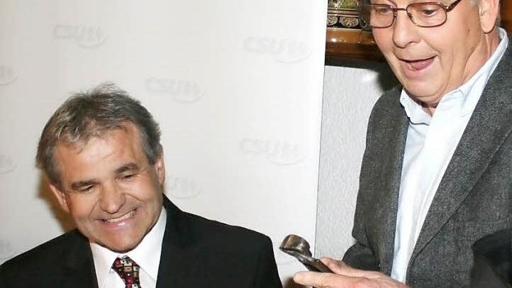 Eine Zange für den künftigen Bürgermeister für alles Knifflige, das er zu tun hat. Im Bild Kandidat Ludwig Nagel (links) und Dritter Bürgermeister Reimer Hamm. Foto: Evi Seeger