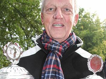 Gleich mit zwei Trophäenen ging Ingo Koll nach Hause. Bei der Stadtsteinacher Boccia-Stadtmeisterschaft hat er neben dem Siegerpokal auch noch den Wanderpokal eingeheimst. Fotos: Sonja Adam