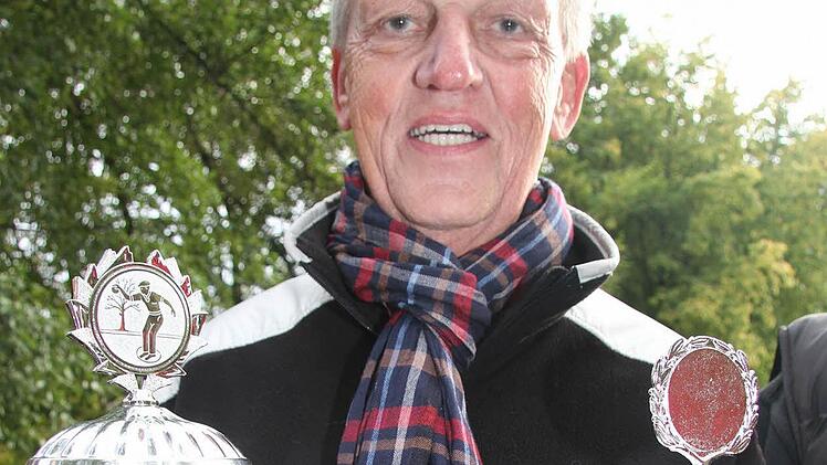 Gleich mit zwei Trophäenen ging Ingo Koll nach Hause. Bei der Stadtsteinacher Boccia-Stadtmeisterschaft hat er neben dem Siegerpokal auch noch den Wanderpokal eingeheimst. Fotos: Sonja Adam