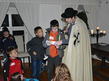 Museumsleiter Björn Hein entschlüsselt mit den "Geisterjägern" die geheime Botschaft in der Flasche. Foto: Hein