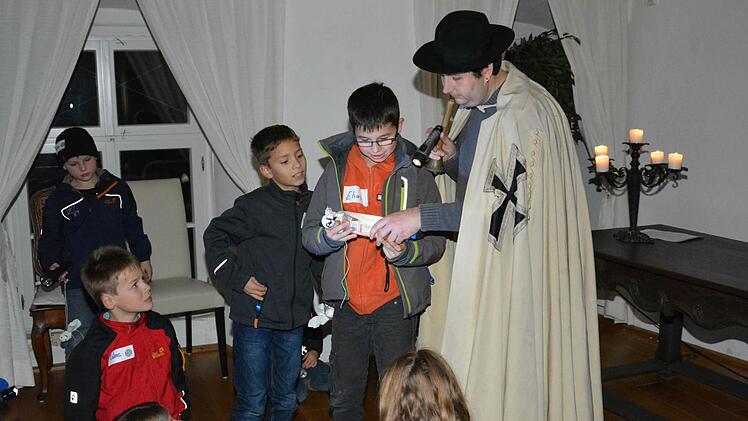 Museumsleiter Björn Hein entschlüsselt mit den "Geisterjägern" die geheime Botschaft in der Flasche. Foto: Hein