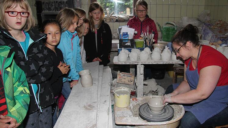 Eva Potzel war es wichtig, den Kindern zu zeigen, dass Töpfern nicht nur Spaß ist, sondern viel Geschick und Arbeit erfordert.