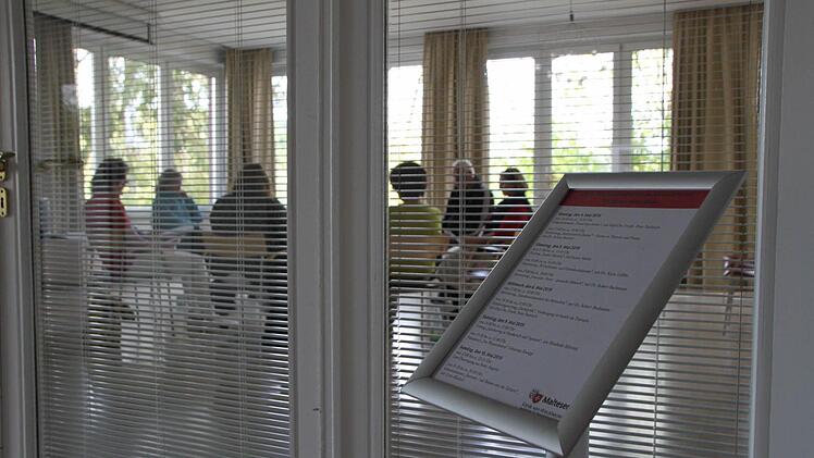 Das Behandlungskonzept ist ganzheitlich - auch Gesprächsrunden gehören dazu. Foto: Ulrike Müller