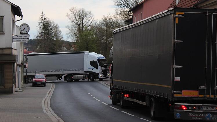 In der Brückenstraße stauten sich die 40-Tonner. Foto: Andreas Dorsch