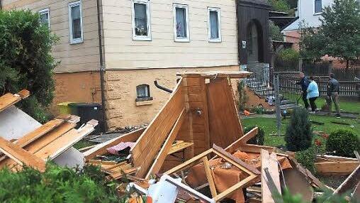 Die Gartenhütte des Feuerwehr-Chefs wurde total zerstört.