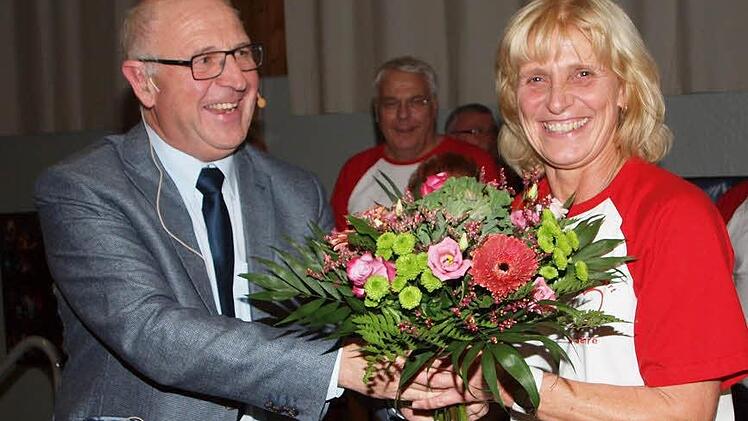 Dr. Erich Dünninger bedankte sich bei der Leiterin der Herzsportgruppe, Petra Ernst, für die Vorführungen ihrer Gruppe. Foto: Alfred Thieret