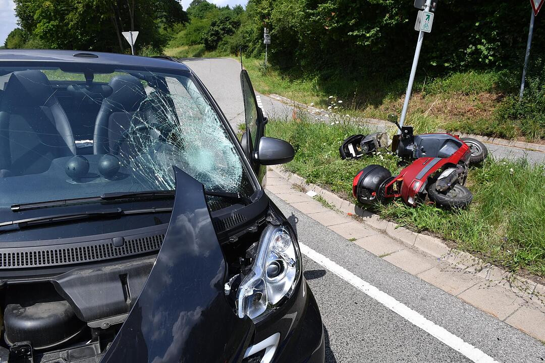 Unfall bei Dörfleins: 77-jähriger Rollerfahrer stirbt