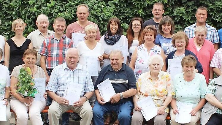 Die ausgezeichneten Mitglieder der Gartenfreunde Wohnsig mit (stehend von links) Zweitem Bürgermeister Hans Schott, Zweiter Vorsitzender Katrin Schreppel und der Ersten Vorsitzende Conny Bienlein Foto: R. Dietz