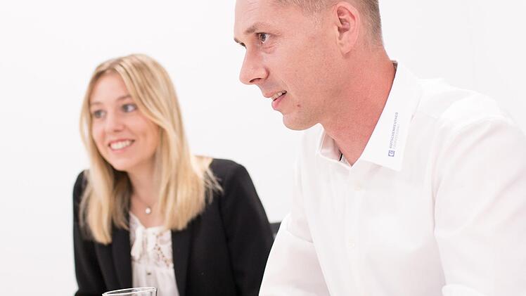 Kundin Stefanie Kotschenreuther und Stefan Gohlke sprechen über die Anforderungen für einen neuen Auftrag.