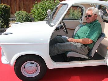 Norbert Reimann mit seinem Vespa 400  Foto: Matthias Einwag
