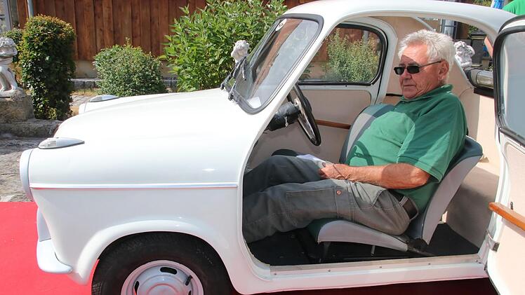 Norbert Reimann mit seinem Vespa 400  Foto: Matthias Einwag