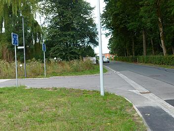 Hier ist der Bürgersteig ziemlich schmal: Mit der Neugestaltung des Einmündungsbereichs "Gartenäcker" in die Von-Werthern-Straße und der Regelung für Fußgänger will sich der Gemeinderat noch beschäftigen. Foto: Lothar Weidner