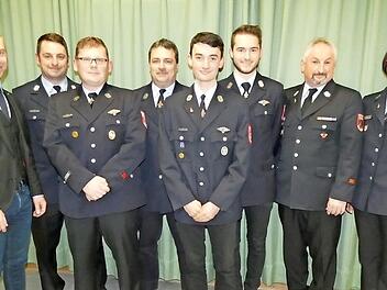 Bei der Hauptversammlung der Feuerwehr Großwalbur fanden auch Ehrungen statt. Von links: Bürgermeister Bernd Höfer, Christian Brückner, Markus Löhnert, Timo Schunk, Andre Steiner, Simon Riedelbauch, Manfred Brückner Nicole Bosecker. Foto: Karin Günther