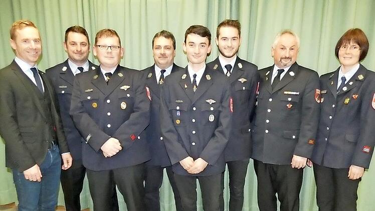 Bei der Hauptversammlung der Feuerwehr Großwalbur fanden auch Ehrungen statt. Von links: Bürgermeister Bernd Höfer, Christian Brückner, Markus Löhnert, Timo Schunk, Andre Steiner, Simon Riedelbauch, Manfred Brückner Nicole Bosecker. Foto: Karin Günther