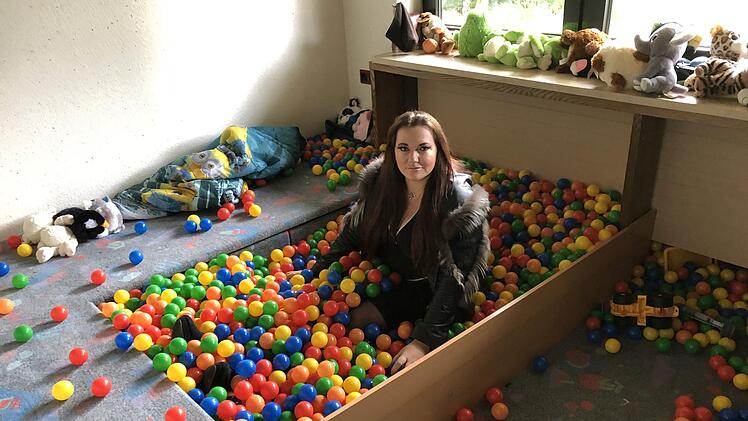 Einige Zimmer sind bereits renoviert. Für Kinder hat Angela Henn einen Aufenthaltsraum mit Bällebad geschaffen. Ob sich hier tatsächlich eines Tages die Kleinen so richtig austoben können, wie die Besitzerin hofft, steht derzeit allerdings in den Sternen. Foto: Christoph Böger
