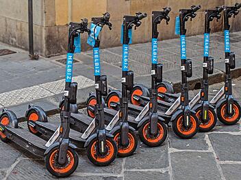 E-Scooter bereiten in vielen Städten Probleme.