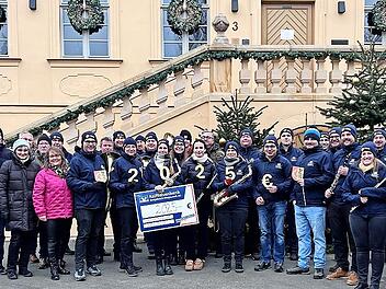 Der Musikverein M&uuml;hlendorf freut sich &uuml;ber die eingespielte Summe.