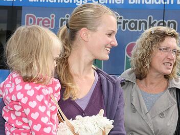 Irmgard Proksch (rechts) und Eva Schneider (links, mit Tochter Clara) können der Sendung "Das Supertalent" wenig abgewinnen.  Fotos: Katrin Geyer