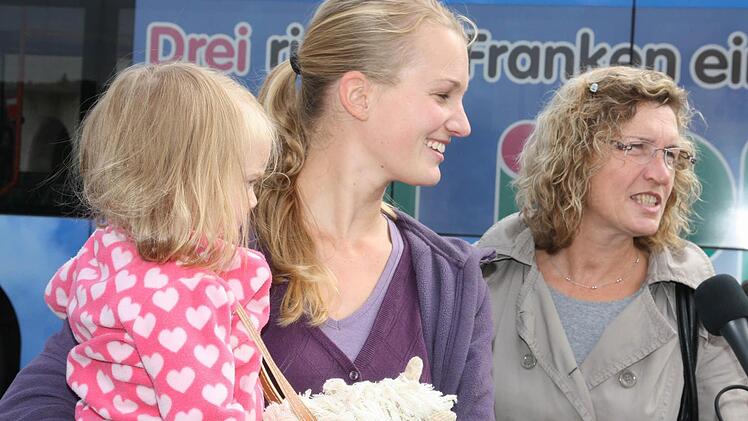 Irmgard Proksch (rechts) und Eva Schneider (links, mit Tochter Clara) können der Sendung "Das Supertalent" wenig abgewinnen.  Fotos: Katrin Geyer