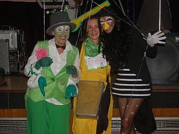 Als Marionetten mit Bushaltestelle sind Bettina, Judith und Alex aus Baunach verkleidet. Fotos: Gabi Arnold