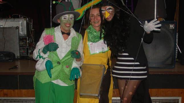 Als Marionetten mit Bushaltestelle sind Bettina, Judith und Alex aus Baunach verkleidet. Fotos: Gabi Arnold