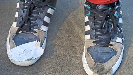 Noch erfüllen sie ihren Zweck. Doch bald zählt vielleicht auch dieses Paar zu den ungenießbaren Früchten des Schuhbaumes.