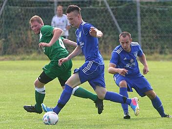 Pascal Zeiß vom VfB Kulmbach - rechts sein Mannschaftskamerad André Haack - tanzt beim 4:0-Sieg vor zwei Wochen den Mainleuser Uwe Heisinger aus. Ein Rückspiel wird es nicht geben - Mainleus hat am Freitag seine Bezirksligamannshaft zurückgezogen.  Foto: Monika Limmer