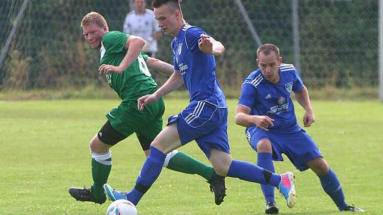 Pascal Zeiß vom VfB Kulmbach - rechts sein Mannschaftskamerad André Haack - tanzt beim 4:0-Sieg vor zwei Wochen den Mainleuser Uwe Heisinger aus. Ein Rückspiel wird es nicht geben - Mainleus hat am Freitag seine Bezirksligamannshaft zurückgezogen.  Foto: Monika Limmer