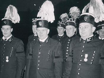 Kirchlicher Höhepunkt im Haßlachtal ist die traditionelle Barbarafeier des Knappenvereins Stockheim und Umgebung. Mit einer großen Kirchenparade unter Vorantritt der Bergmannskapelle wird am Samstag, 6. Dezember, das Fest eingeleitet. Unsere Aufnahme entstand bei der Barbarafeier 1967.  Foto: Gerd Fleischmann