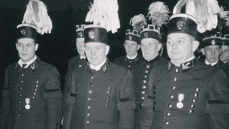 Kirchlicher Höhepunkt im Haßlachtal ist die traditionelle Barbarafeier des Knappenvereins Stockheim und Umgebung. Mit einer großen Kirchenparade unter Vorantritt der Bergmannskapelle wird am Samstag, 6. Dezember, das Fest eingeleitet. Unsere Aufnahme entstand bei der Barbarafeier 1967.  Foto: Gerd Fleischmann