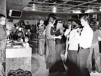 Tanzlehrerin Barbara Drosd-Tessari (links) im Jahr 1970 beim Unterricht in ihrer damaligen Tanzschule in Villingen  Foto: Drosd-Tessari