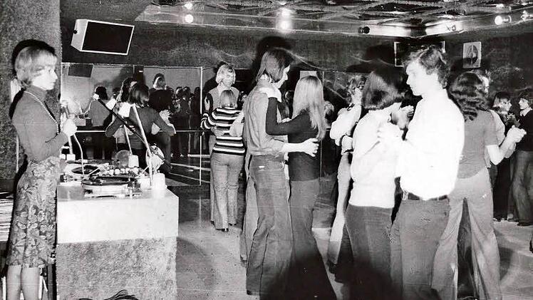 Tanzlehrerin Barbara Drosd-Tessari (links) im Jahr 1970 beim Unterricht in ihrer damaligen Tanzschule in Villingen  Foto: Drosd-Tessari