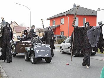 "Kellergeister" stelzten durch Oberhaid.  Fotos: Rudolf Görtler
