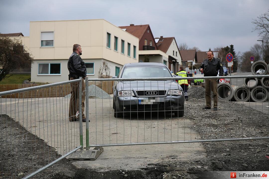Autofahrer in Hof stürzt mit Pkw in Baugrube