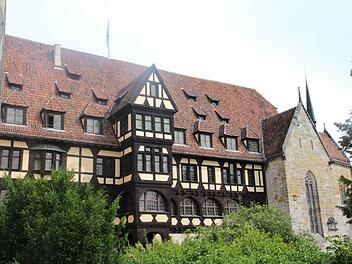 Nicht wirklich alt, aber Teil der Baugeschichte der Veste: der Fürstenbau mit der Lutherkapelle rechts Fotos: Simone Bastian
