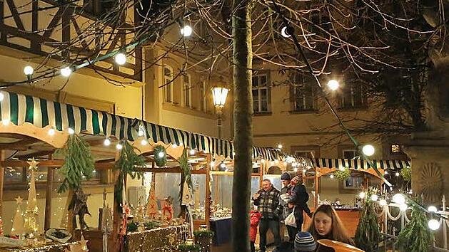 Stimmungsvolles Ambiente boten vor allem die Marktbuden rund um den Neptunbrunnen. Fotos: Barbara Herbst