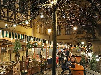 Stimmungsvolles Ambiente boten vor allem die Marktbuden rund um den Neptunbrunnen. Fotos: Barbara Herbst