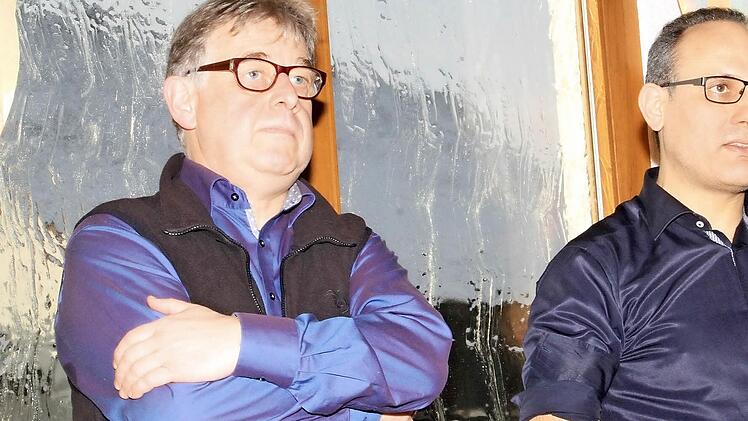 An Themen mangelte es beim Fernfahrer-Frühschoppen nicht, wie Pastoralreferent Norbert Jungkunz (links) und der Redner des Vormittags Ismail Ertug feststellten.  Foto: Gerda Völk