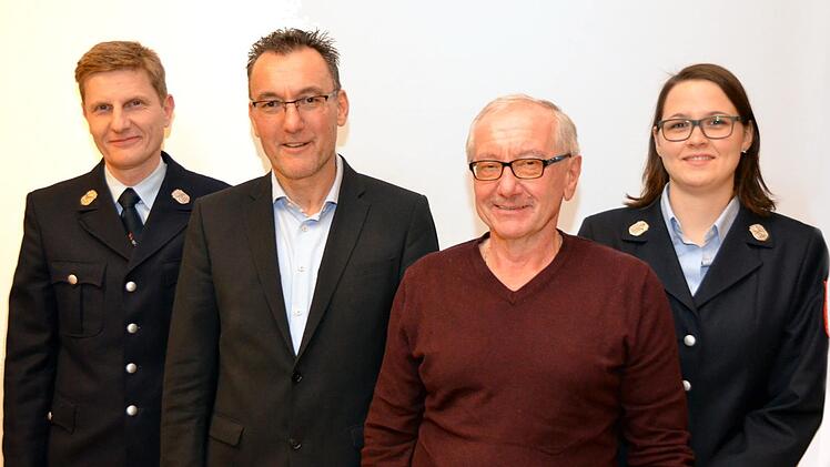 Die wiedergewählte Vorstand des Feuerwehrvereins Aura mit (von links) Schriftführer Markus Hack,  Vorsitzender Thomas Hack, Stellvertretender Vorsitzender Reiner Nuß und Kassenwartin Julia Schmitt.  Peter Rauch