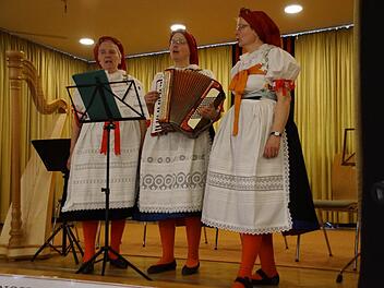 Elisabeth Pokoi und ihre Töchter Helga und Maria pflegen als "Iglauer Gsangl" mit Gesang und ihren Trachten die Kultur der Iglauer Sprachinsel.Sabine Weinbeer