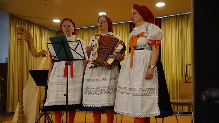Elisabeth Pokoi und ihre Töchter Helga und Maria pflegen als "Iglauer Gsangl" mit Gesang und ihren Trachten die Kultur der Iglauer Sprachinsel.Sabine Weinbeer
