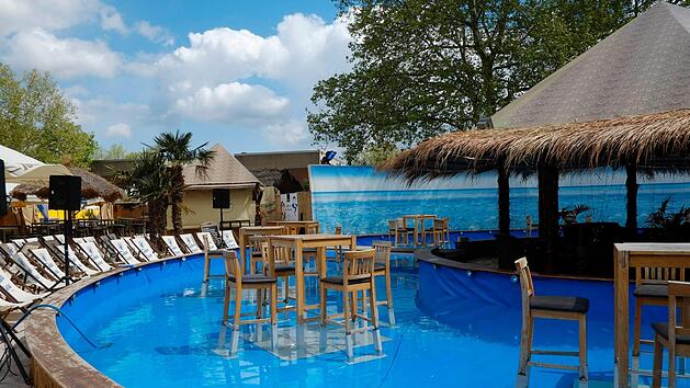 In der Poolbar kann man sich beim Cocktailtrinken die F&uuml;&szlig;e abk&uuml;hlen. Foto: Nikolas Pelke