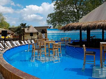 In der Poolbar kann man sich beim Cocktailtrinken die Füße abkühlen. Foto: Nikolas Pelke