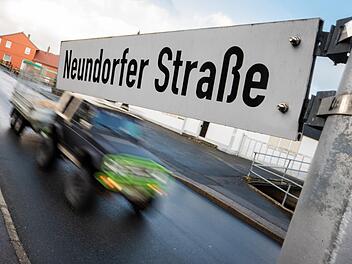 Im Bereich der Sonneberger Straße und Neundorfer Straße in Mitwitz endete am Dienstagmorgen der erste Teil einer spektakulären Flucht. Zwar stellte der Fahrer seinen schwarzen Audi dort ab, setzte seine Flucht dann aber zu Fuß fort. Foto: Marian Hamacher