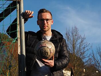 Am Sulzthaler Spielplatz begann quasi die Fußball-Karriere von Tim Eckert. Aus dieser Zeit überlebt hat dieser Ball. Die "6” ist auch die Trikotnummer des VfR-Goalgetters.Jürgen Schmitt