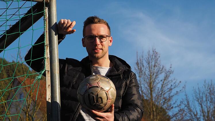 Am Sulzthaler Spielplatz begann quasi die Fußball-Karriere von Tim Eckert. Aus dieser Zeit überlebt hat dieser Ball. Die "6” ist auch die Trikotnummer des VfR-Goalgetters.Jürgen Schmitt