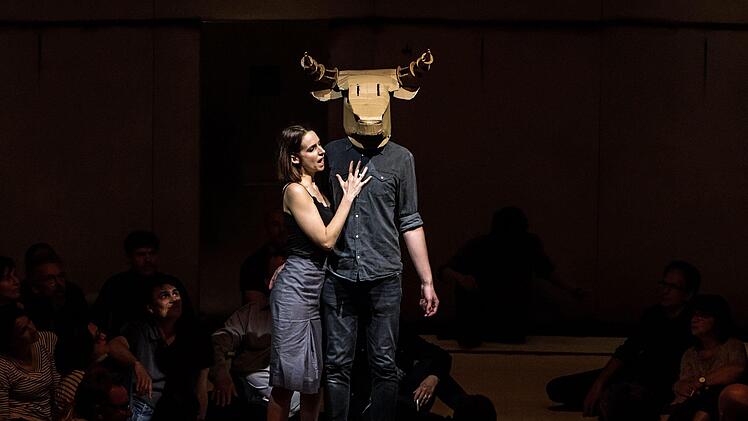Probenszene aus Bizets "Carmen". Die Neuinszenierung am Landestheater Coburg feiert am 2. Juni Premiere.Foto: Jochen Berger